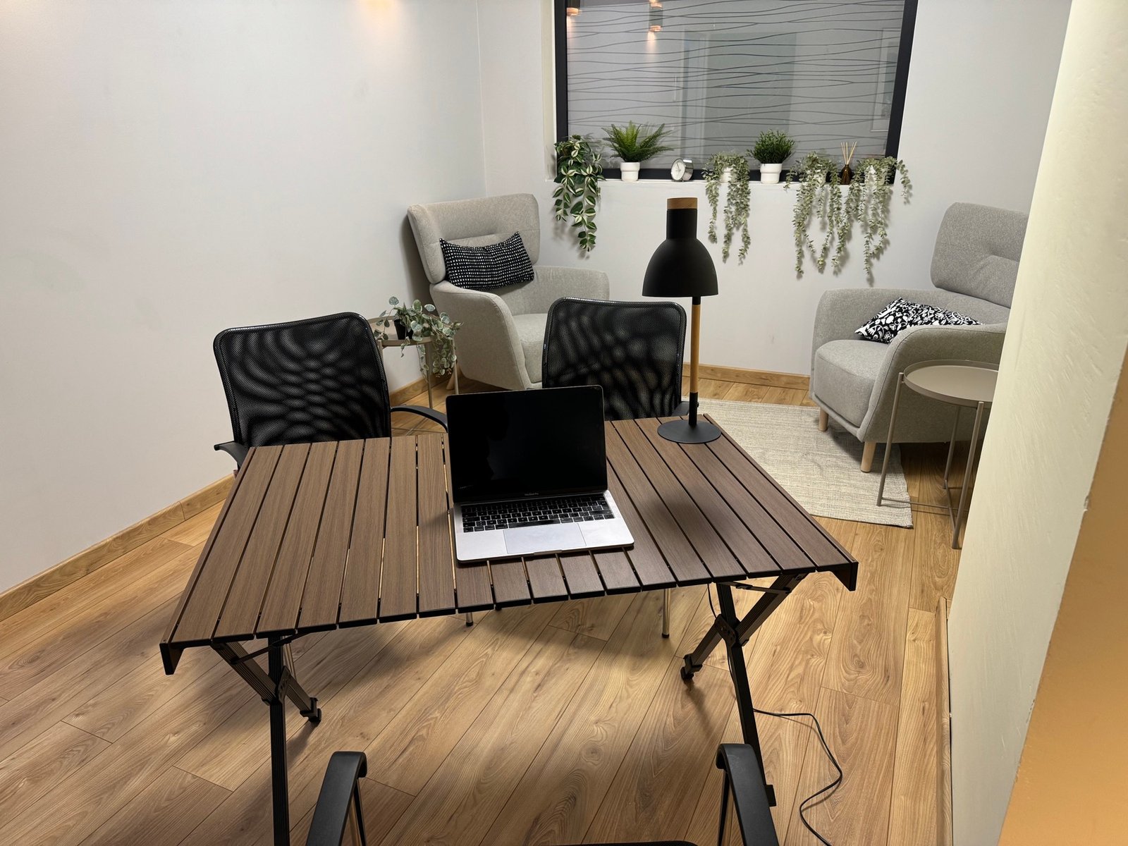 Bureau pliant et fauteuils dans le cabinet Bendor.